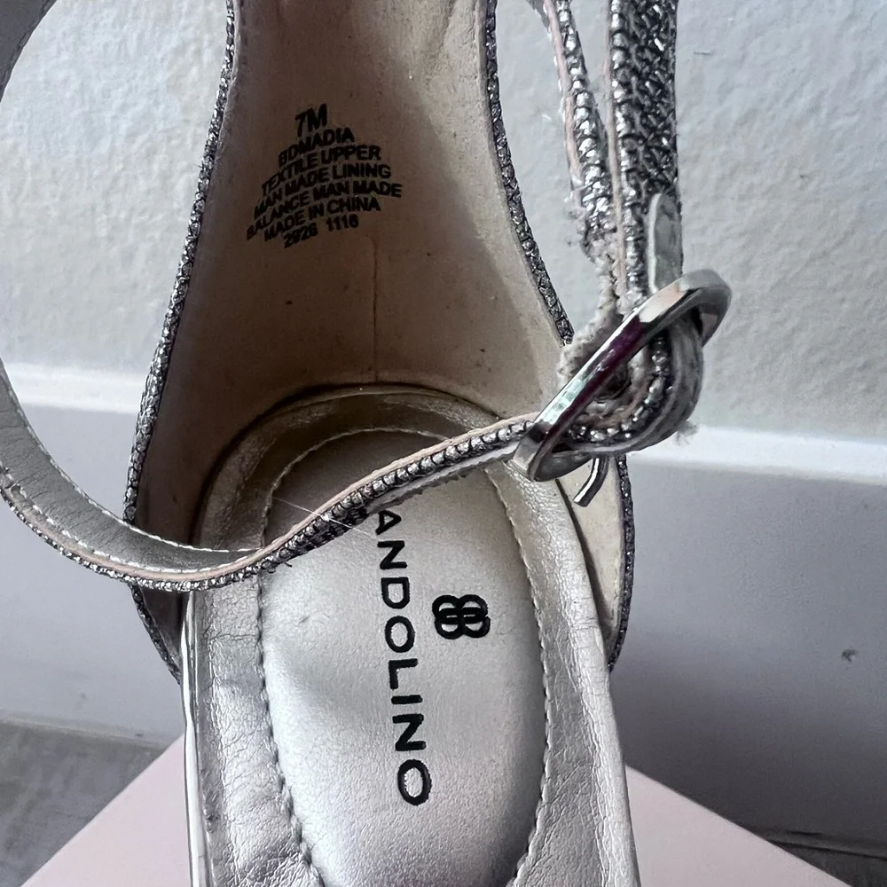 Bandolino heels Size 7 Women’s EUC with box Silver - Picture 2 of 4